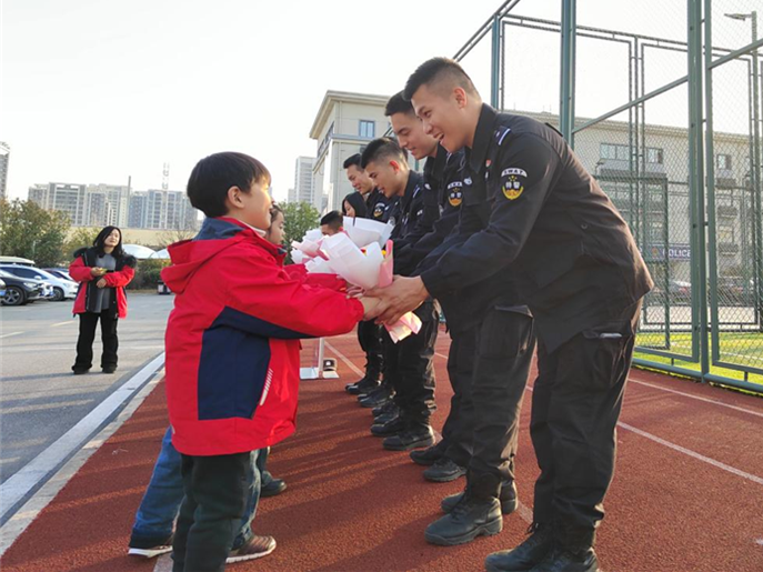 喜迎警察節 萌娃進警營