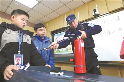 各地中小學全力營造安全、溫馨的校園面貌，迎接學生返?！履晷職庀?啟航新學期