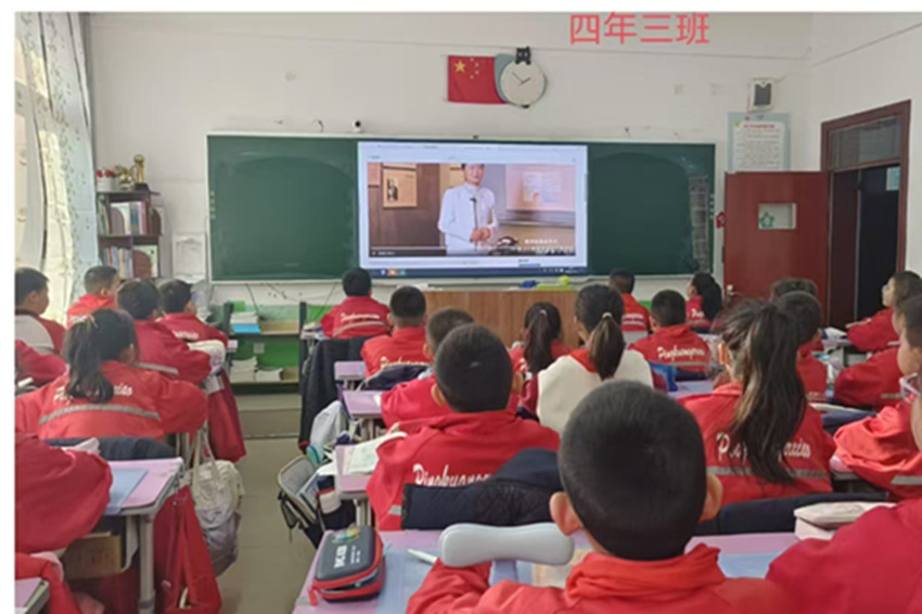 少年共展鴻鵠志 共赴航天山海時 ——內蒙古自治區赤峰市元寶山區平礦二小關工委組織觀看“航天藍”云上思政課