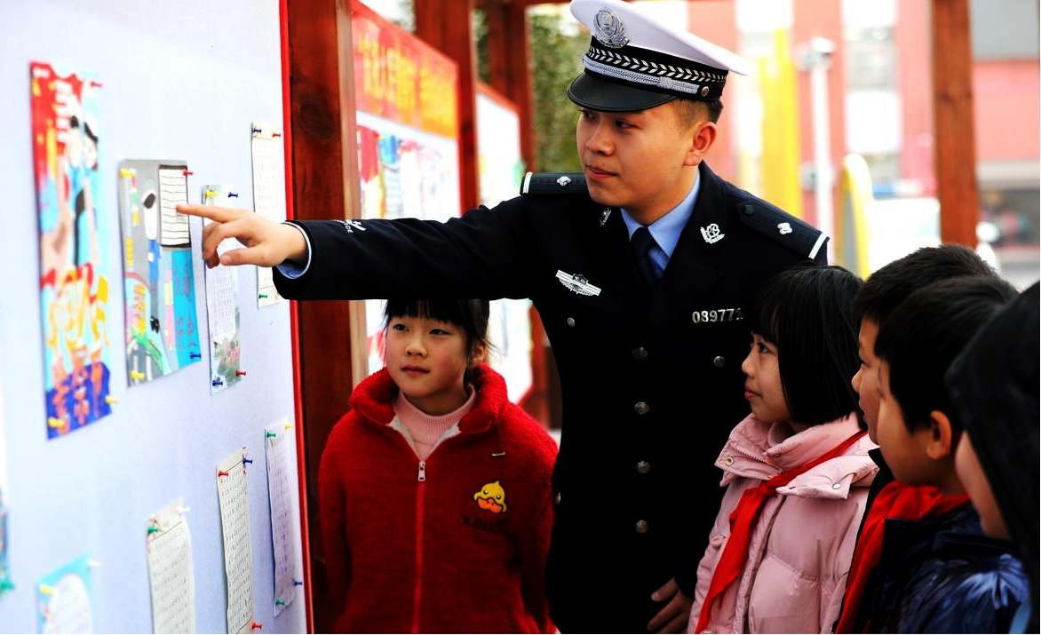 安徽省巢湖市夏閣鎮(zhèn)西峰小學關(guān)工委：警校聯(lián)動共迎人民警察節(jié)