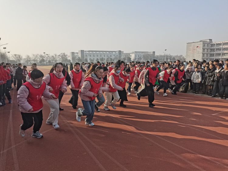 酷跑三冬暖，何懼數(shù)九寒——濉溪縣五溝中心學校關(guān)工委牽頭組織“暖冬”大課間活動