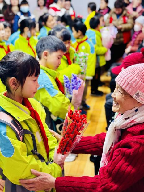 四川省成都市金牛區(qū)永陵社區(qū)關工委開展“紅領巾進社區(qū) 送服務暖人心”關愛老人志愿服務活動