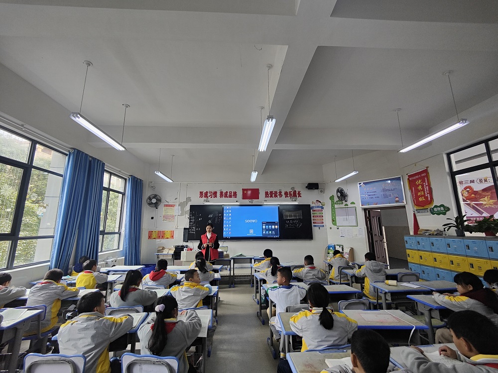 貴陽市花溪區(qū)黃河路街道關(guān)工委開展“憲法宣傳”進校園教育志愿服務(wù)活動