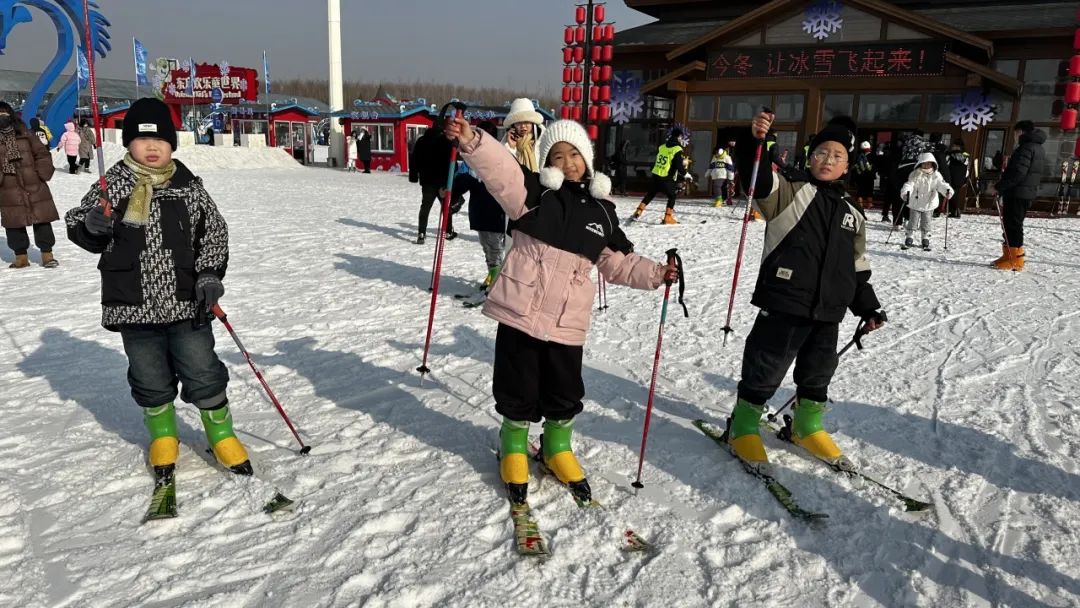 遼寧省錦州市凌海市第二小學關工委組織“歡樂冰雪情 魅力冰上行”親子冬令營活動