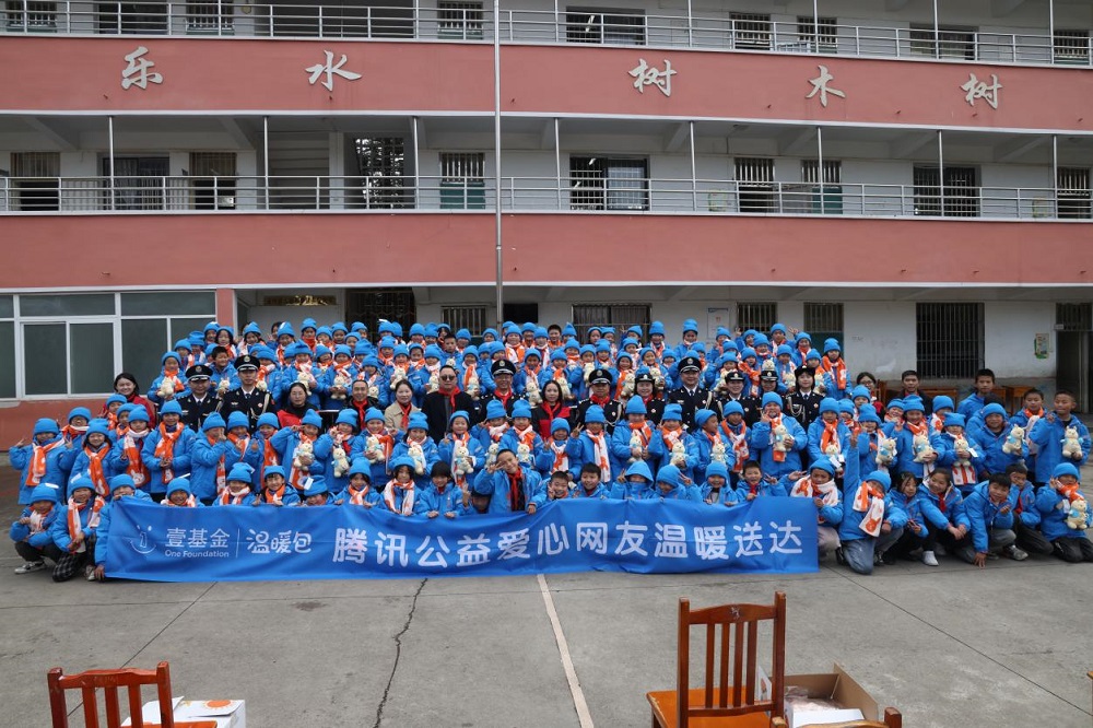 貴州省貴陽市花溪區(qū)麥坪鎮(zhèn)關工委開展助學活動