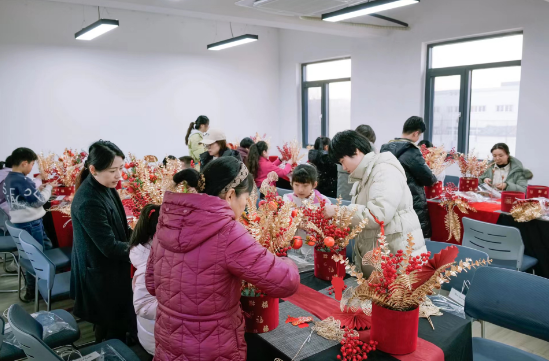 安徽省合肥市肥東縣白龍鎮(zhèn)關(guān)工委開展巧手制作“年宵花”活動(dòng)