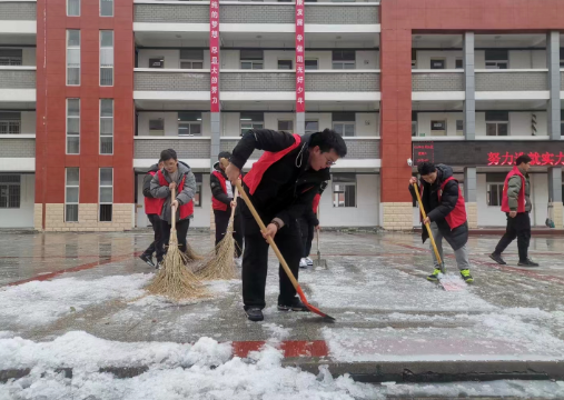 安徽省合肥市肥東縣白龍學校關工委：鏟雪除冰保平安 安全護航迎開學