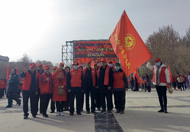 喀什地區(qū)澤普縣老干部掀起“與‘鋒’同行”學(xué)雷鋒志愿服務(wù)活動熱潮