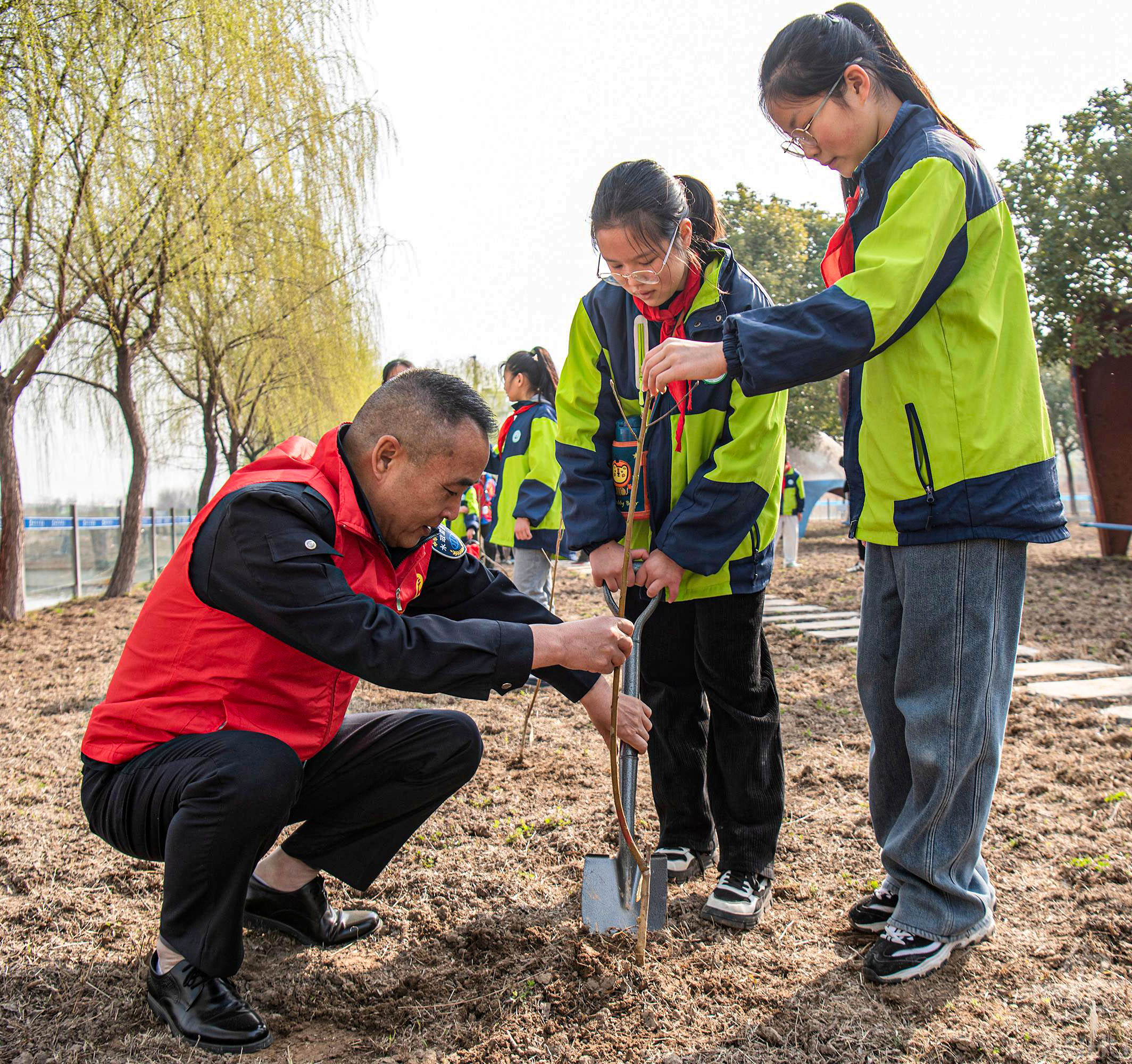 安徽省巢湖市夏閣鎮夏閣社區關工委：義務植樹共建綠色家園