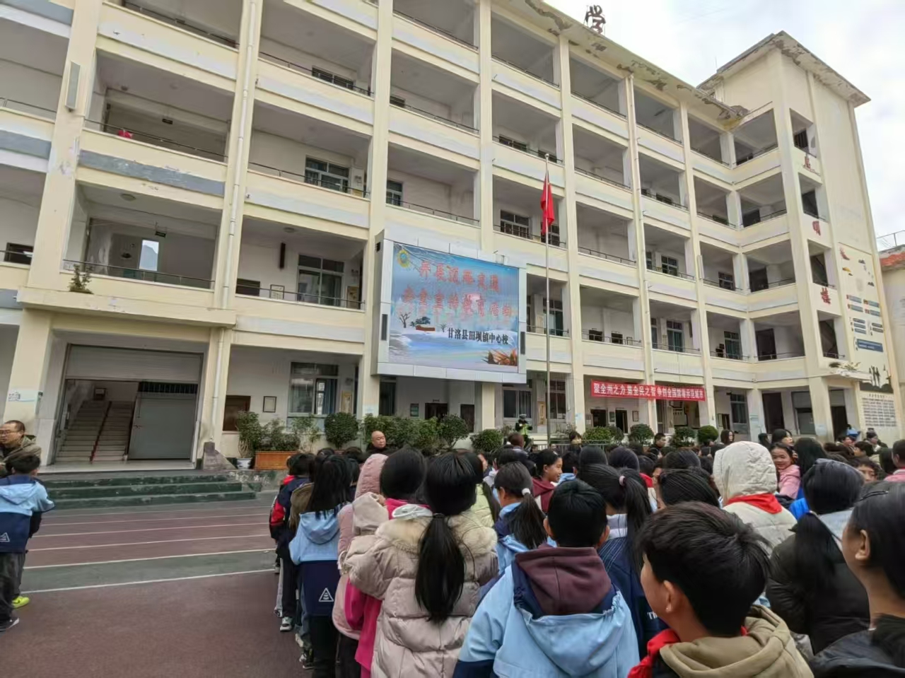 四川省涼山州甘洛縣田壩鎮(zhèn)關工委聯(lián)合鎮(zhèn)派出所開展交通安全宣傳教育活動