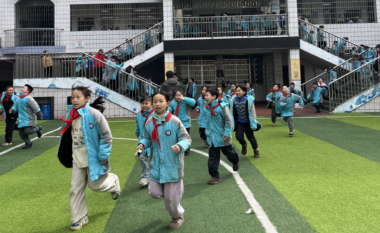 以練筑防，守護校園安全線——湖南省湘西州吉首市第一小學關工委開展應急避險疏散演練活動