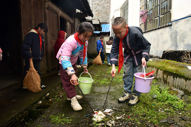 傳承雷鋒精神，共筑美麗鄉(xiāng)村——湖南省湘西州吉首市寨陽小學(xué)關(guān)工委開展 “雷鋒家鄉(xiāng)學(xué)雷鋒”主題活動