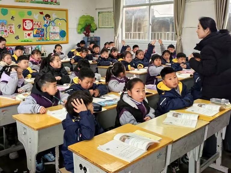 賦能成長   蓄勢前行 ——江蘇省徐州市銅山區茅村實驗小學關工委組織視導組走進實驗小學課堂