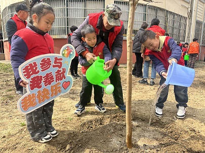 江蘇省無錫市惠山區(qū)長安街道長寧社區(qū)關(guān)工委開展“銀鋤落土育新苗 紅心接力續(xù)春暉”春日植樹活動