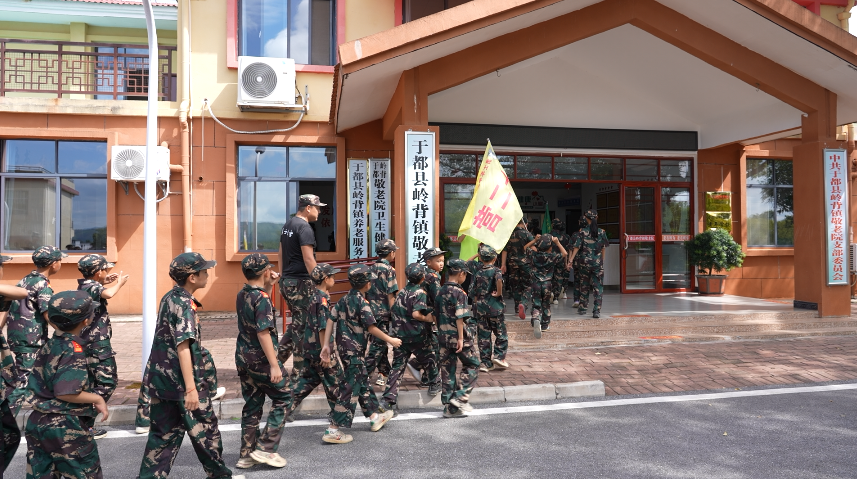 贛州市于都縣關(guān)心下一代教育實踐基地組織學(xué)員赴嶺背鎮(zhèn)敬老院開展關(guān)愛活動