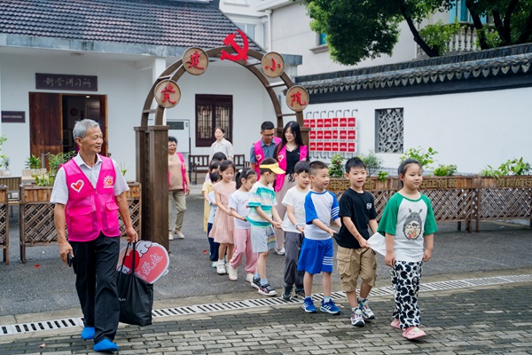 江蘇省蘇州市吳江區八坼街道：家門口的張爺爺