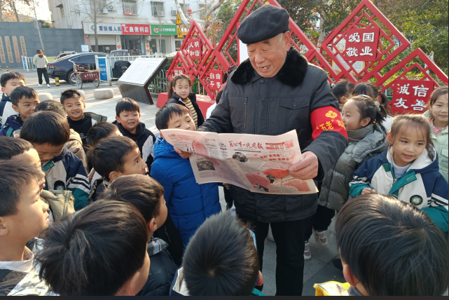 江蘇省徐州市銅山區棠張鎮關工委“五老”到幼兒園門前廣場給小朋友講故事