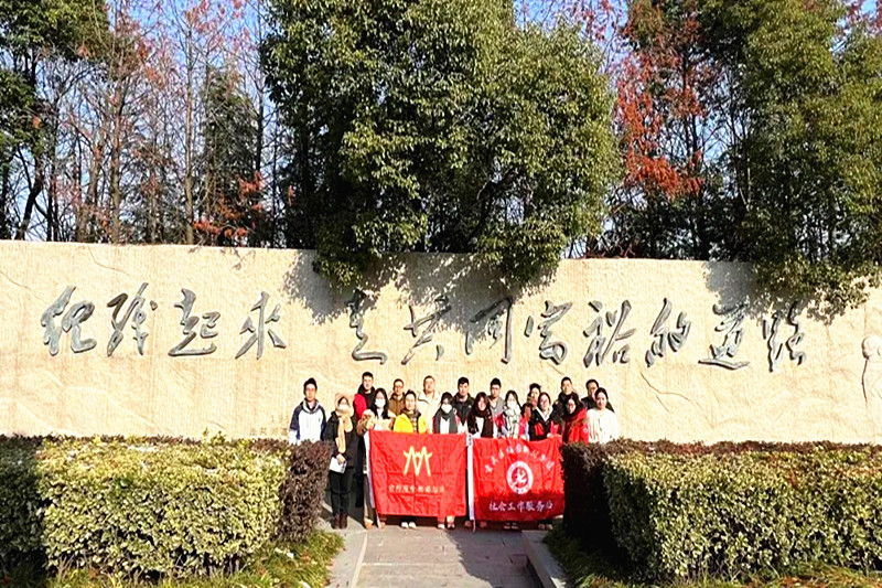 江蘇省南京市玄武區(qū)梅園新村街道關(guān)工委開展“探尋偉人足跡、尋訪六朝石刻”活動(1).jpg