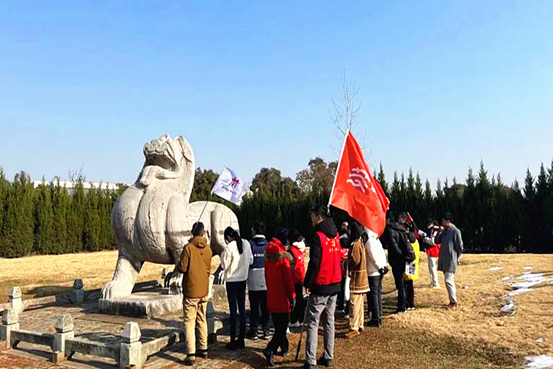 江蘇省南京市玄武區(qū)梅園新村街道關(guān)工委開展“探尋偉人足跡、尋訪六朝石刻”活動(4).jpg