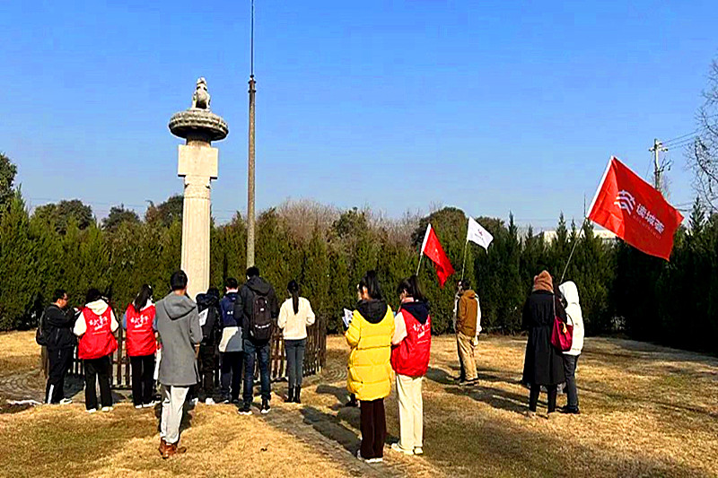 江蘇省南京市玄武區(qū)梅園新村街道關(guān)工委開展“探尋偉人足跡、尋訪六朝石刻”活動(5).jpg