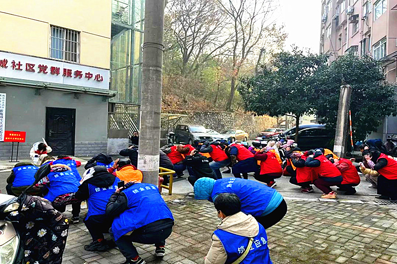 江蘇省南京市玄武區(qū)鎖金村街道紫鑫城社區(qū)關(guān)工委開展應急演練活動(2).jpg