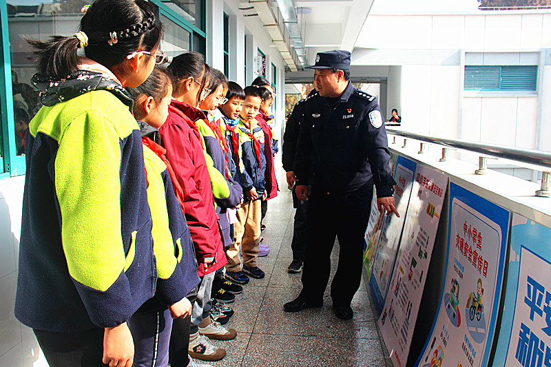 玄武湖街道關工委聯合開展法治宣傳進校園活動(2).jpg