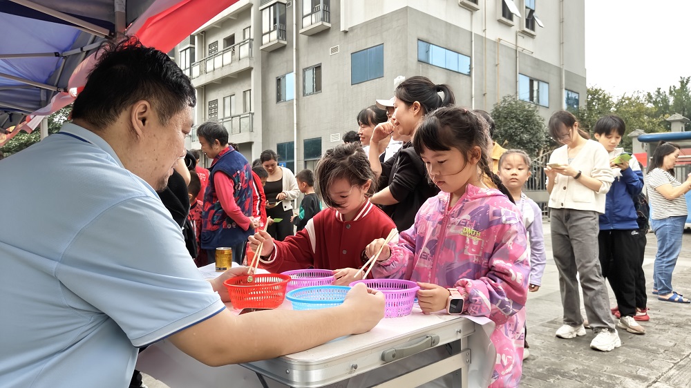 2024年2月20日上午，響水社區(qū)關(guān)工領(lǐng)導(dǎo)小組在橋都小苑小廣場開展“喜迎元宵  追憶童年”元宵節(jié)游園活動  (1)1.jpg