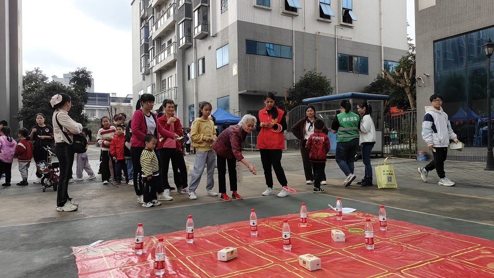 2024年2月20日上午，響水社區(qū)關(guān)工領(lǐng)導(dǎo)小組在橋都小苑小廣場開展“喜迎元宵  追憶童年”元宵節(jié)游園活動  (2)1.jpg