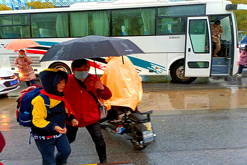 玄武湖街道關工委聯合組織“五老”志愿者助力中小學生新年開學季(9).jpg