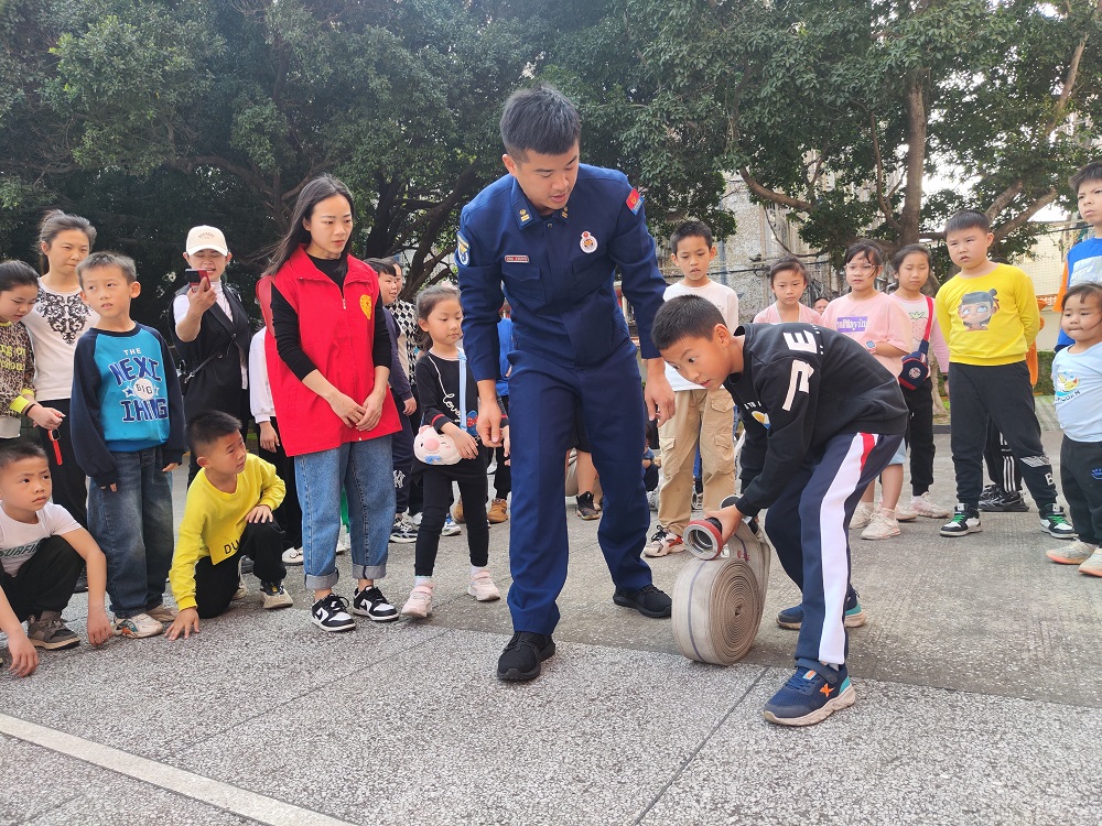 2024年2月21日下午晶遠(yuǎn)社區(qū)開(kāi)展“消防安全伴我行”走進(jìn)消防救援站主題實(shí)踐活動(dòng) (1)1.jpg