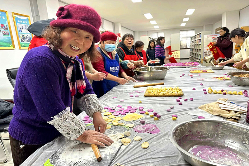 江蘇省南京市玄武區櫻駝花園社區關工委開展“餃子飄香，情滿新年” 迎新春活動(1).jpg