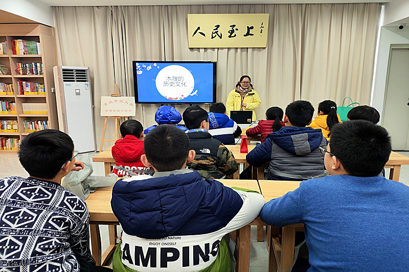 江蘇省南京市玄武區玄武門街道臺城花園社區關工委開展“非遺潤民心——仿古木雕”活動（1）.jpg