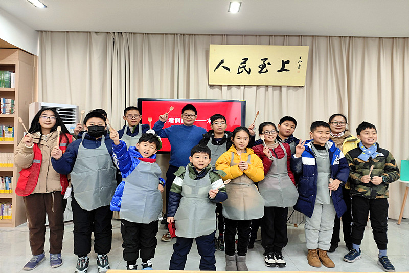 江蘇省南京市玄武區玄武門街道臺城花園社區關工委開展“非遺潤民心——仿古木雕”活動（6）.jpg