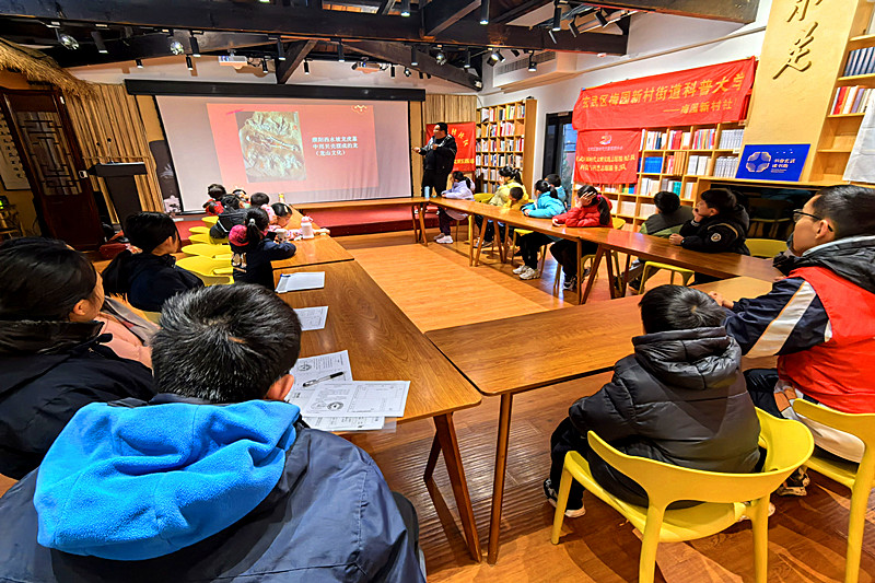 江蘇省南京市玄武區梅園新村社區關工委開展“書香伴寒假，閱讀隨我行”護苗閱讀活動 (1).jpg