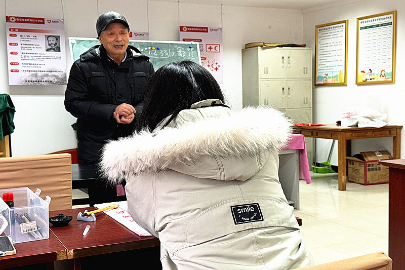 江蘇省南京市玄武區櫻駝花園社區關工委開展“青春夜校之書法入門”課堂(1).jpg