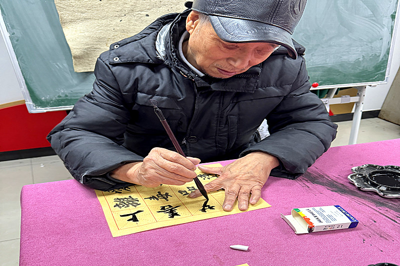 江蘇省南京市玄武區櫻駝花園社區關工委開展“青春夜校之書法入門”課堂(3).jpg