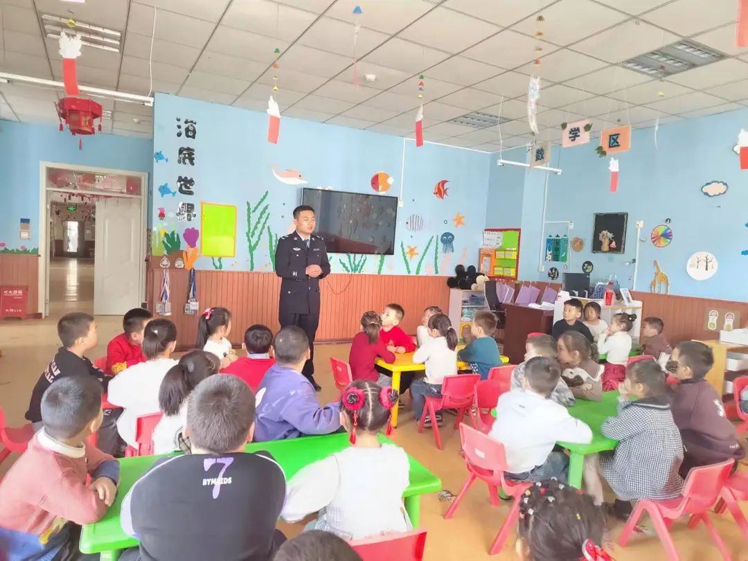 黃田農場關工委邀請司法干警在幼兒園開學第一天，帶來了“開學安全第一課”。“開學安全第一課”以形象的動畫片、卡通人物、教唱兒歌等方式，圍繞人身安全、網絡安全、交通安全等方面，為學生講解安全防范知識。.jpg