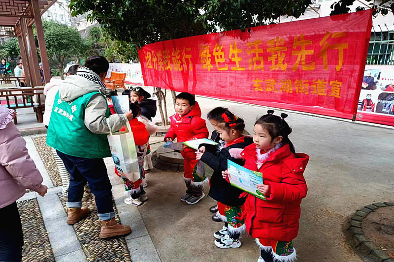 江蘇省南京市玄武區(qū)花園路社區(qū)關工委開展“垃圾分類，你我同行” 為主題的學雷鋒活動(1).jpg