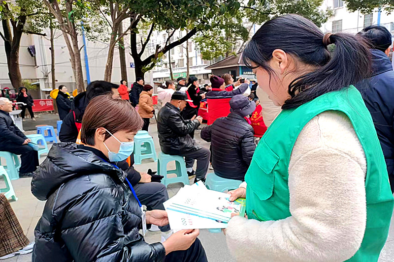 江蘇省南京市玄武區(qū)花園路社區(qū)關工委開展“垃圾分類，你我同行” 為主題的學雷鋒活動(3).jpg