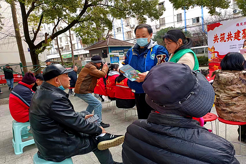 江蘇省南京市玄武區(qū)花園路社區(qū)關工委開展“垃圾分類，你我同行” 為主題的學雷鋒活動(4).jpg