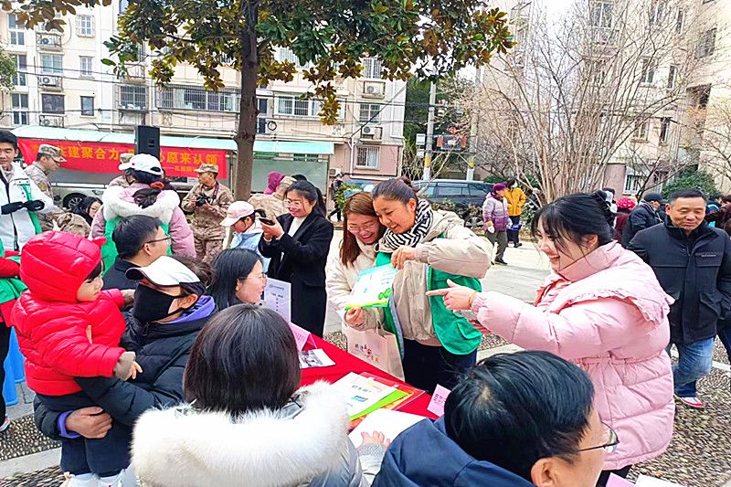 江蘇省南京市玄武區(qū)花園路社區(qū)關工委開展“垃圾分類，你我同行” 為主題的學雷鋒活動(5).jpg