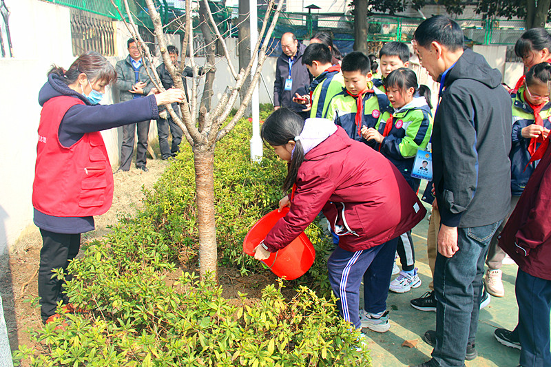 玄武湖街道關工委聯合組織開展“老少添綠植希望，攜手同行向未來”植樹節主題活動(4).jpg