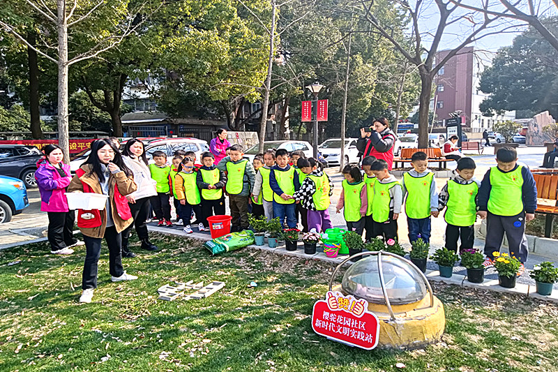 玄武湖街道櫻駝花園社區關工委聯合開展“綠趣園，悅成長”植樹節主題活動 (2).jpg