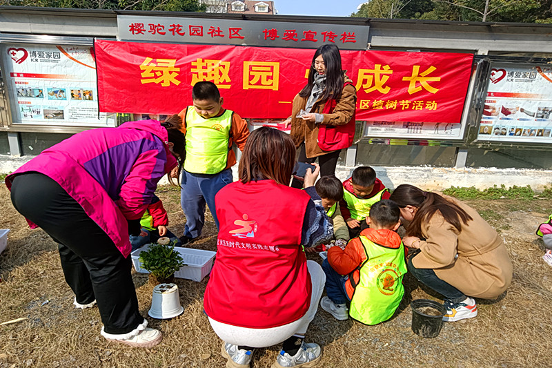 玄武湖街道櫻駝花園社區關工委聯合開展“綠趣園，悅成長”植樹節主題活動 (3).jpg