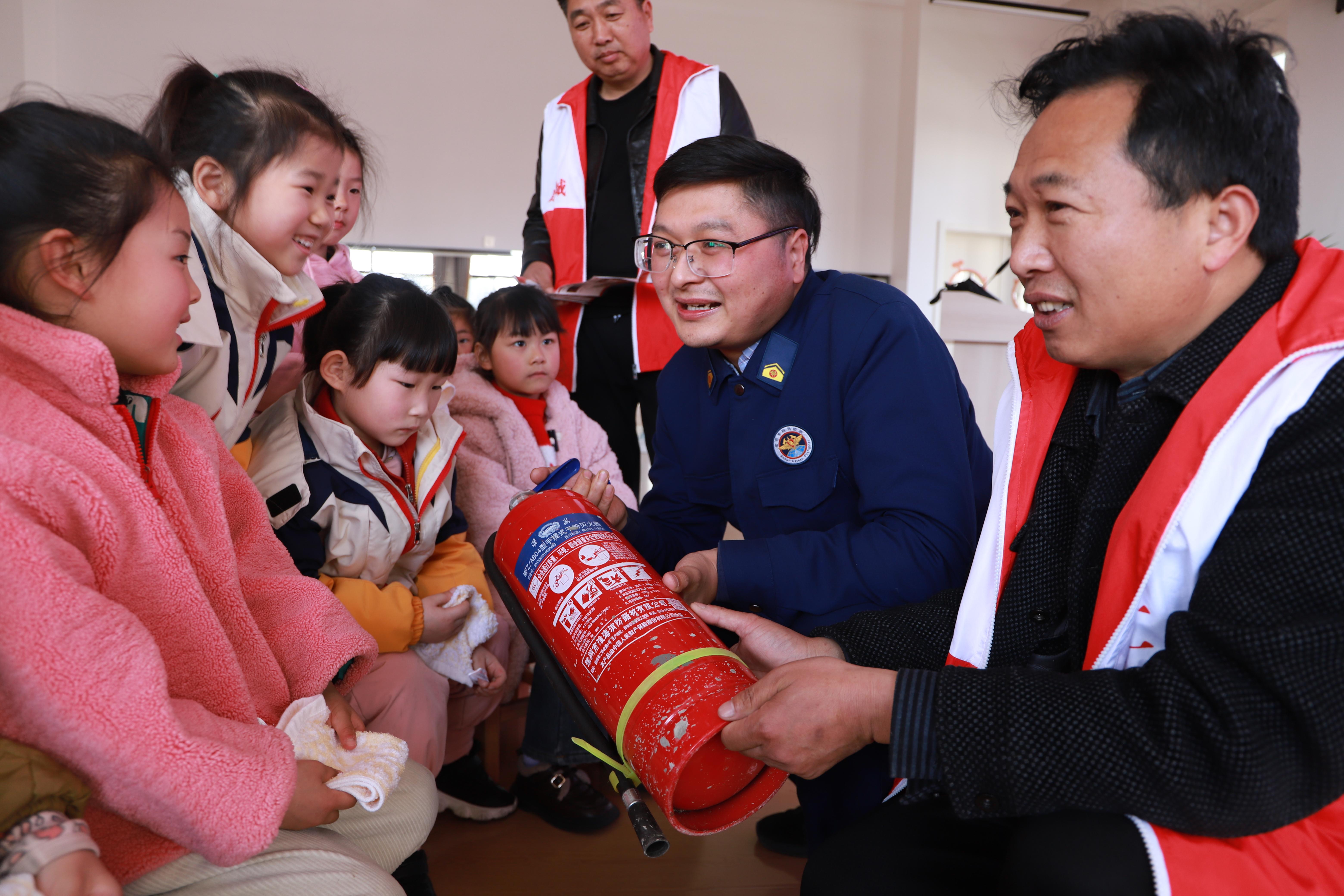 消防進校園  安全伴“童”行—— 安徽省阜南縣鹿城鎮城北社區聯合遠大棠樾幼兒園開展消防疏散演練活動1(1).jpg