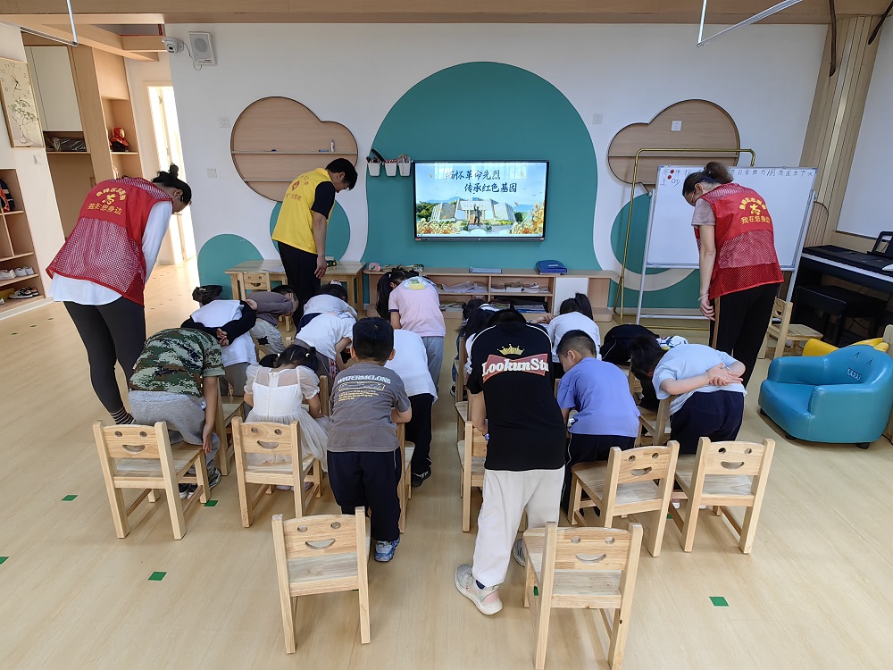 “五老”帶領幼兒園小朋友網上祭英烈1.jpg