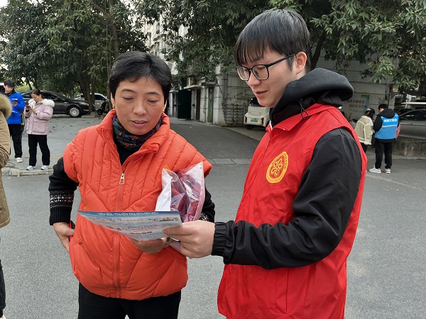 1月8日，柳南區河西街道中山花園社區關工小組、新時代文明實踐站聯合河西派出所共同開展“防范意識于心，反詐行動于行”反詐知識宣傳活動1（寧智萱）.jpg