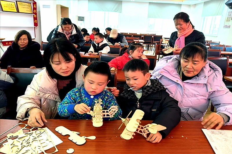 江蘇省南京市溧水區永陽街道龍山社區關工委開展“國防教育潤童心，紅色血脈共傳承”手工制作活動.png