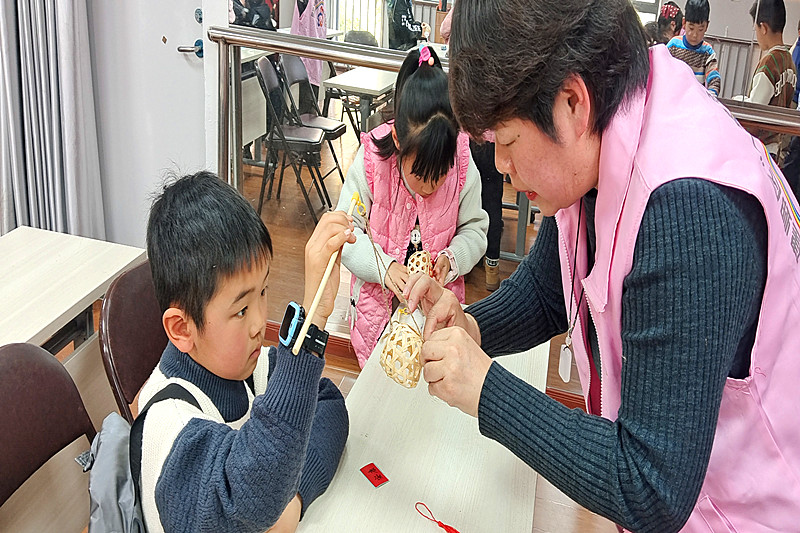 南京市建鄴區沙洲街道清荷北園社區開展“花燈耀元宵，少年展風采” 元宵主題活動(4).jpg