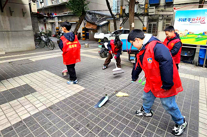 江蘇省南京市秦淮區(qū)朝天宮街道張府園社區(qū)關(guān)工委開展“小小雷鋒清潔家園”活動(dòng)(1).jpg